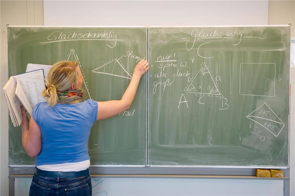 Viele Lehrerinnen und Lehrer in Niedersachsen reduzieren ihre Arbeitszeit für die Familie. (Archivbild)Sebastian Kahnert/dpa