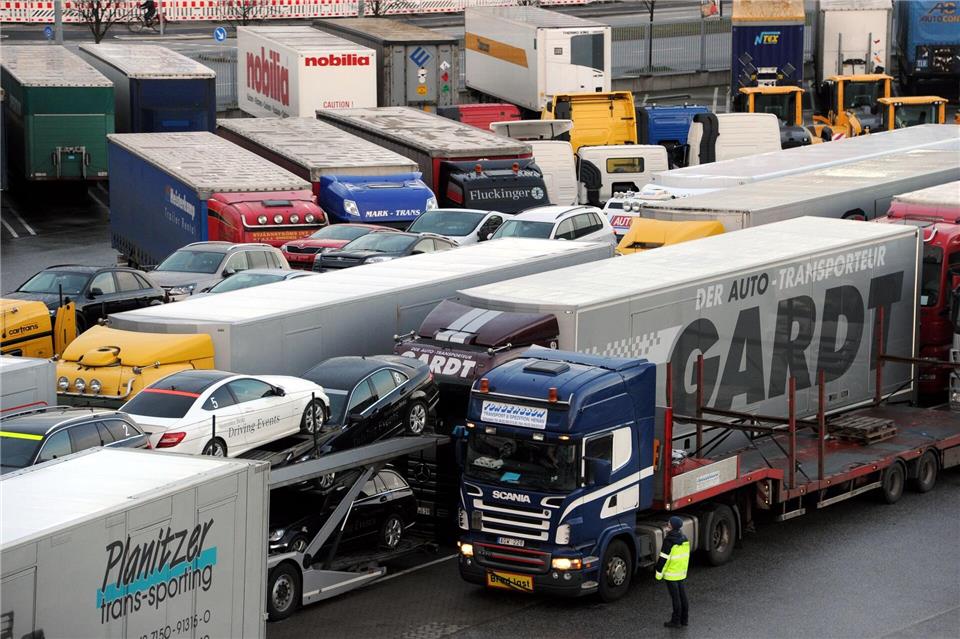 Viele Lkw verlassen täglich den Hafen. (Symbolbild)picture alliance / dpa