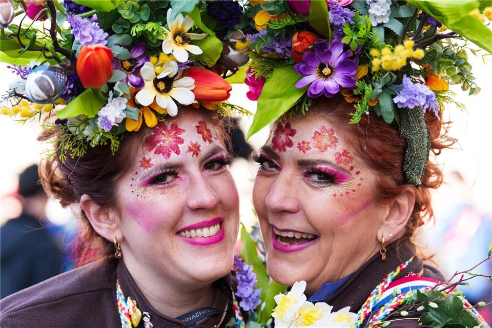Viele Mainzer Narren haben am Rosenmontag eine Verkleidung mit Blumen gewählt. Andreas Arnold/dpa