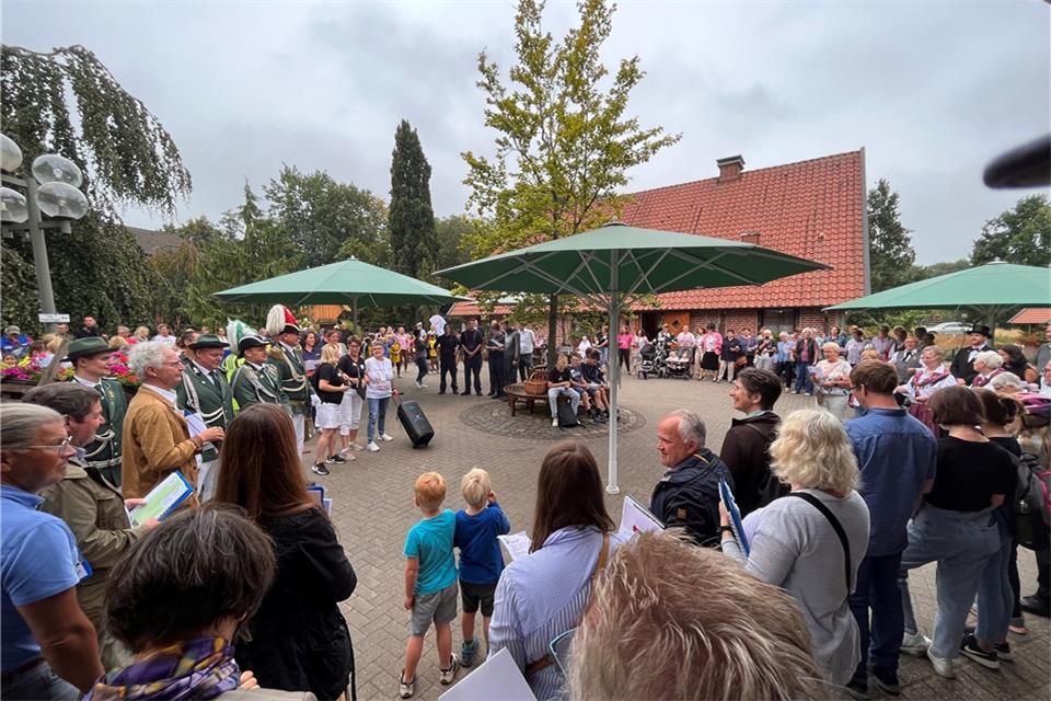 Viele Marbecker empfingen die Juroren bei der Dorfbesichtigung. Wie die Gäste Marbeck bewerteten, wird sich am Sonntag zeigen.