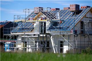 Viele Materialien haben sich mit dem Iran-Krieg verteuert, auf Hausbauer kommen Kostensteigerungen zu. (Symbolbild)Sven Hoppe/dpa