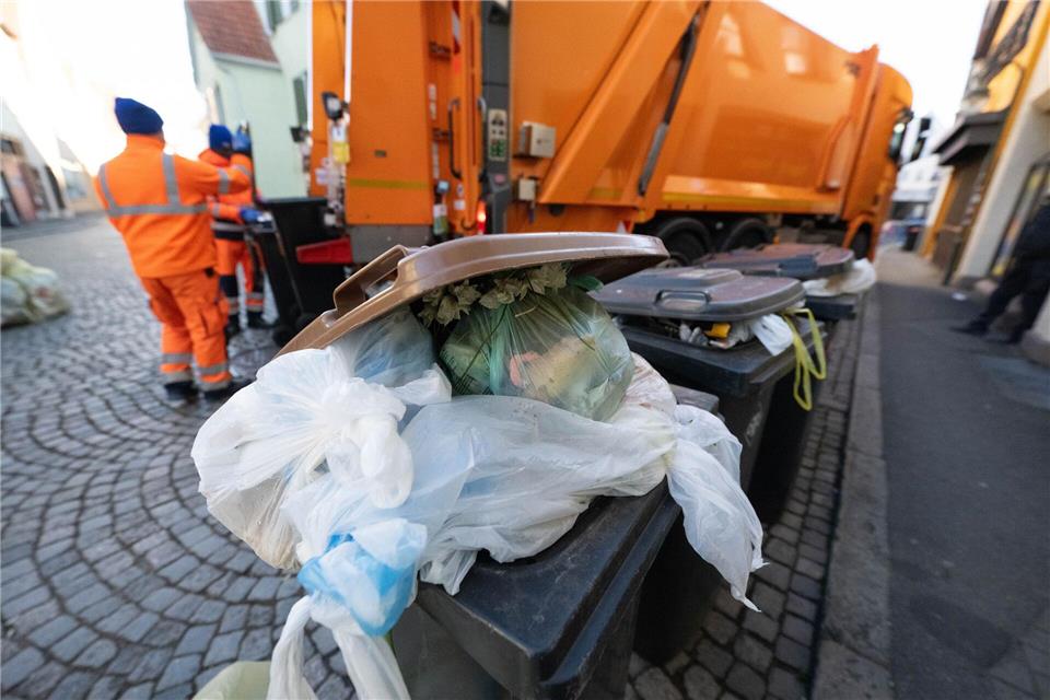 Viele Menschen achten zu wenig darauf, was sie in die Biotonne werfen. (Foto-Archiv)Marijan Murat/dpa