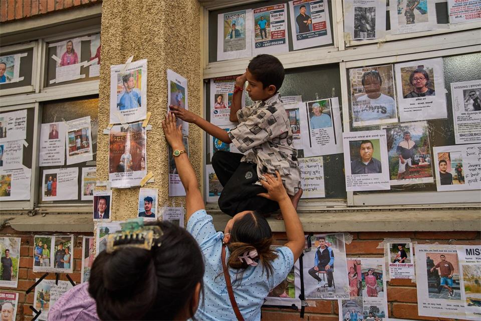 Viele Menschen bangen weiter um vermisste Angehörige. Dar Yasin/AP/dpa