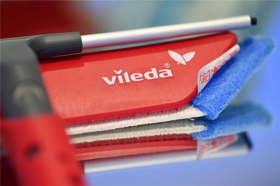 Viele Menschen benutzen Produkte der Marke Vileda. Sie gehört zur Freudenberg-Gruppe. (Archivbild) Uwe Anspach/dpa