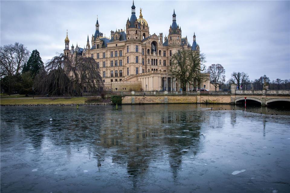 Viele Menschen besuchen aktuell das Schweriner Schlossmuseum. (Archivbild)Jens Büttner/dpa