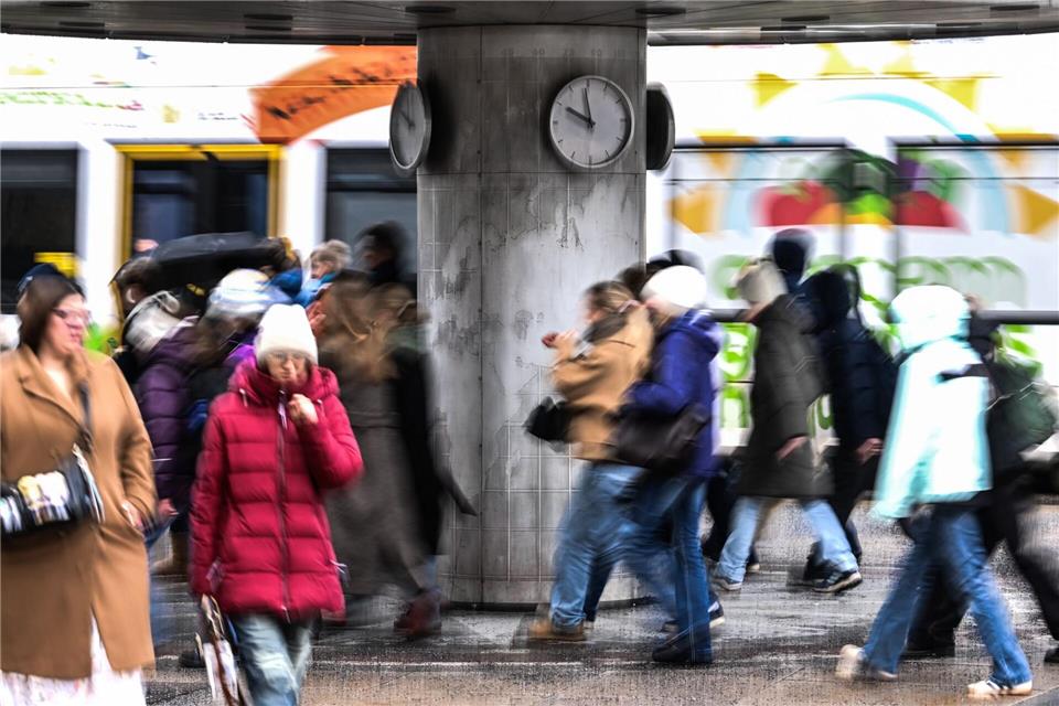 Viele Menschen brauchen soziale Leistungen, die Sozialleistungsquote steigt. (Symbolbild)Britta Pedersen/dpa