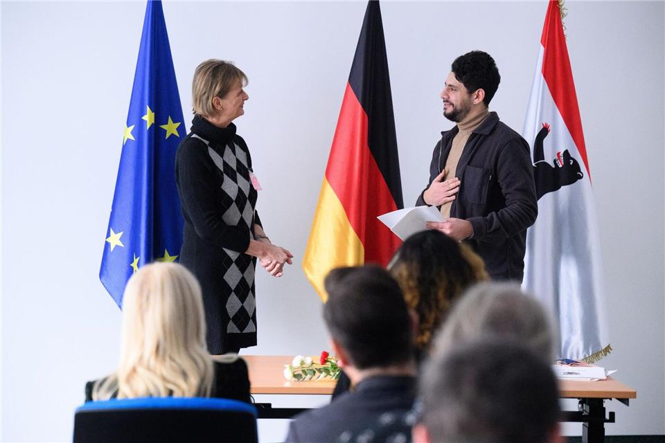 Nur wenige syrische Flüchtlinge verlassen Deutschland Viele Menschen, die als Flüchtlinge aus Syrien nach Deutschland gekommen sind, erfüllen inzwischen die Voraussetzungen für eine Einbürgerung. (Archivfoto)Bernd von Jutrczenka/dpa