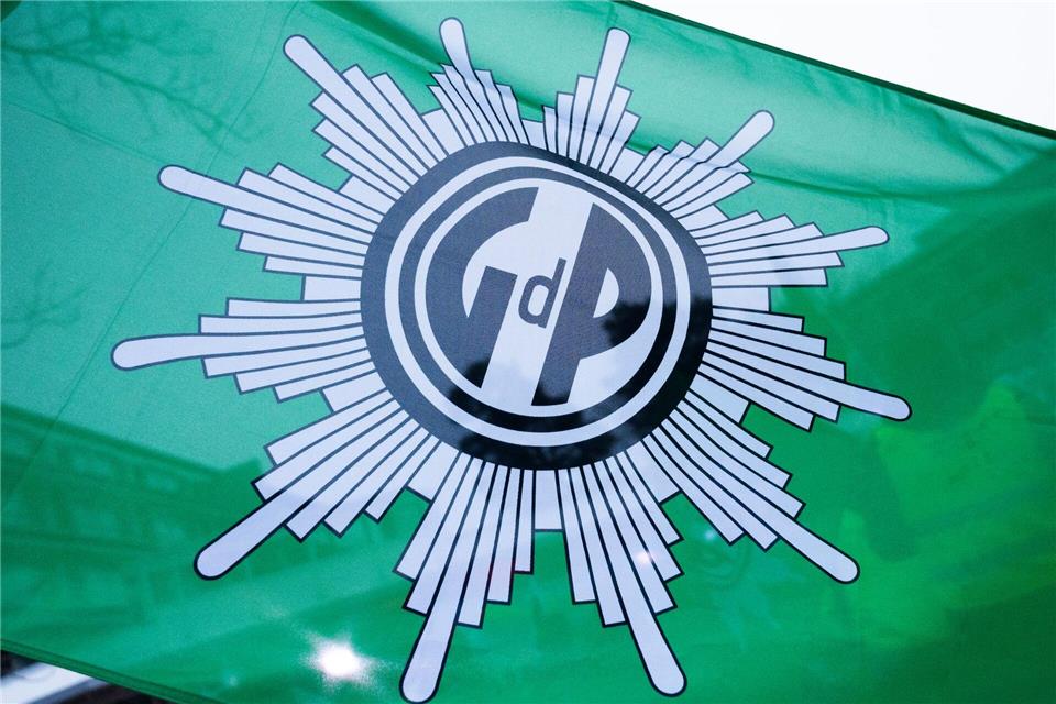 Viele Menschen, enge Bebauung und Alkohol - all das sind Faktoren, die für Sicherheitsbehörden auf Weihnachtsmärkten Herausforderungen darstellen. (Archivfoto)Christophe Gateau/dpa