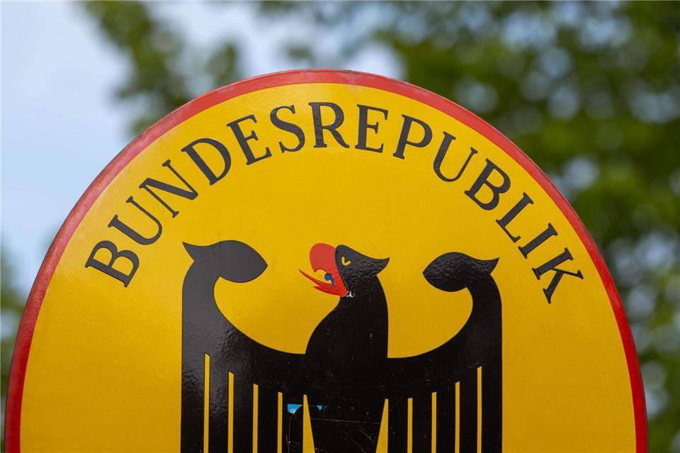 Viele Menschen erhoffen sich außerhalb Deutschland ein besseres Leben. (Symbolbild)Stefan Sauer/dpa