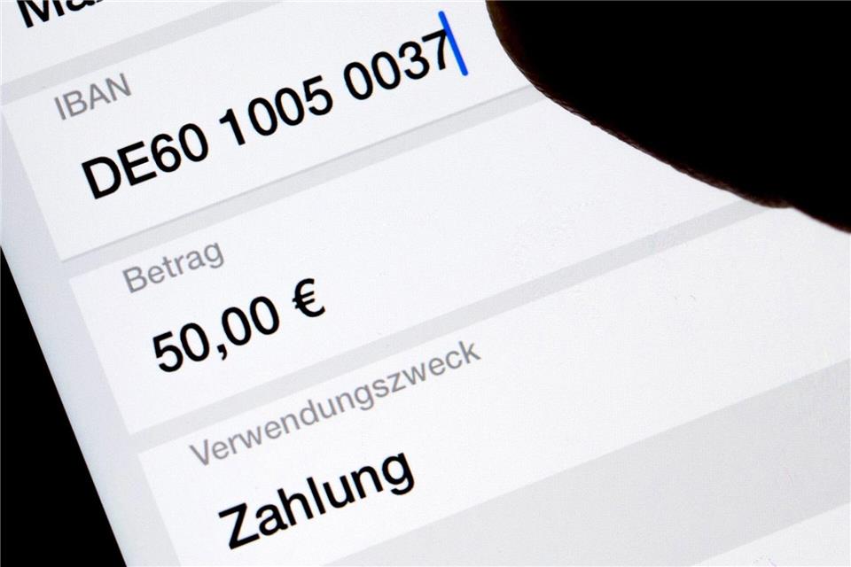 Viele Menschen erledigen Bankgeschäfte am Smartphone oder am heimischen Computer. (Symbolbild)Monika Skolimowska/dpa-Zentralbild/dpa