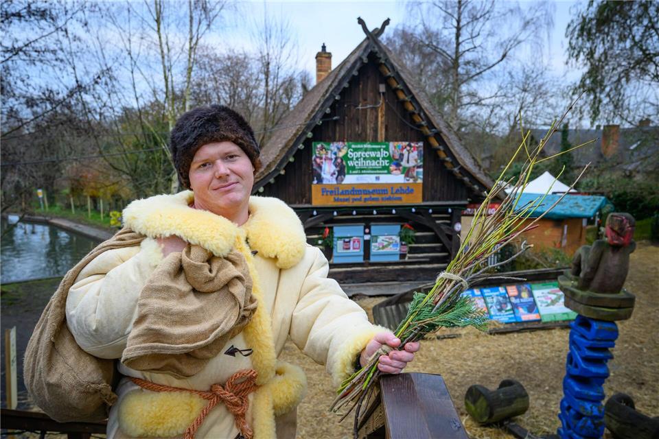 Viele Menschen freuen sich, den Rumpodich auf dem Weihnachtsmarkt zu treffen. Patrick Pleul/dpa