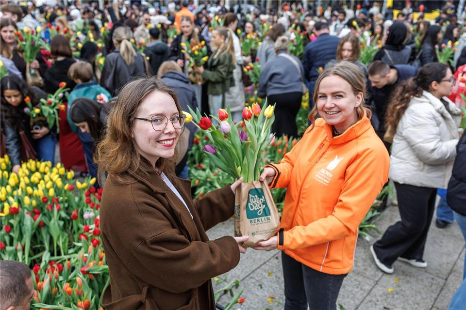 Viele Menschen freuten sich auf dem Breitscheidplatz in Berlin über kostenlose Tulpen. Andreas Gora/dpa