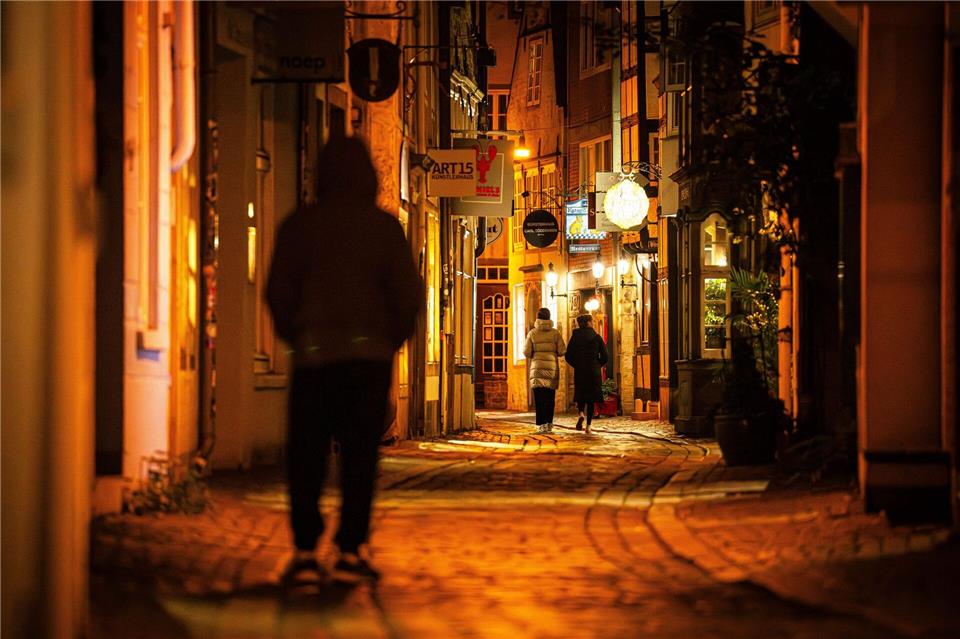 Viele Menschen fühlen sich nachts allein unsicher - das gilt vor allem für Frauen. (Symbolfoto)Sina Schuldt/dpa