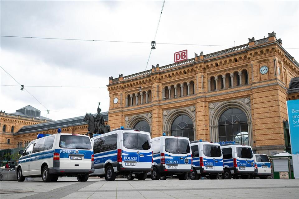 Viele Menschen fühlten sich am Hauptbahnhof Hannover unsicher. (Archivbild)Philipp Schulze/dpa