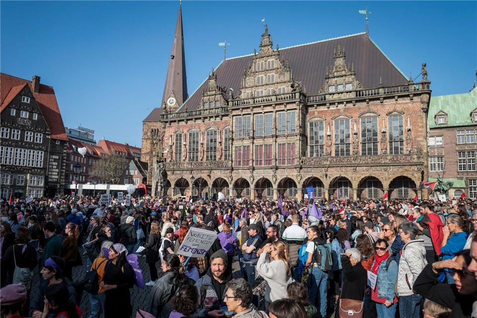 Demonstrationen für Frauenrechte in Niedersachsen und Bremen Viele Menschen gingen in Niedersachsen und Bremen für die Rechte der Frauen auf die Straße.Focke Strangmann/dpa