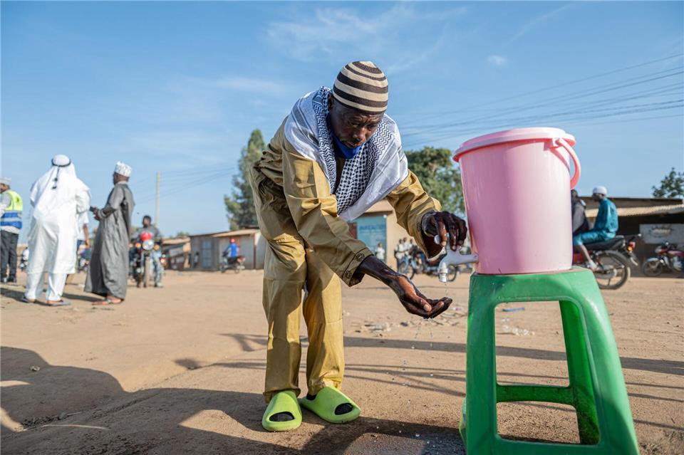 Viele Menschen haben Angst vor Ebola - andere verleugnen die Existenz der hochgefährlichen Krankheit. (Archivbild)Moses Sawasawa/AP/dpa