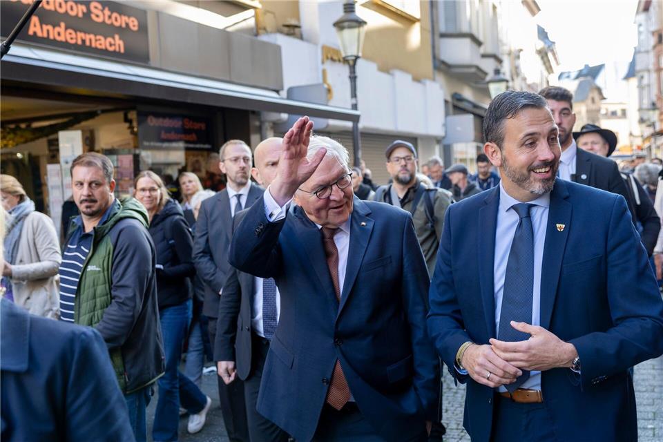 „So ein hoher Besuch“ - Andernach freut sich über Steinmeier Viele Menschen haben auf Steinmeier gewartet Thomas Banneyer/dpa