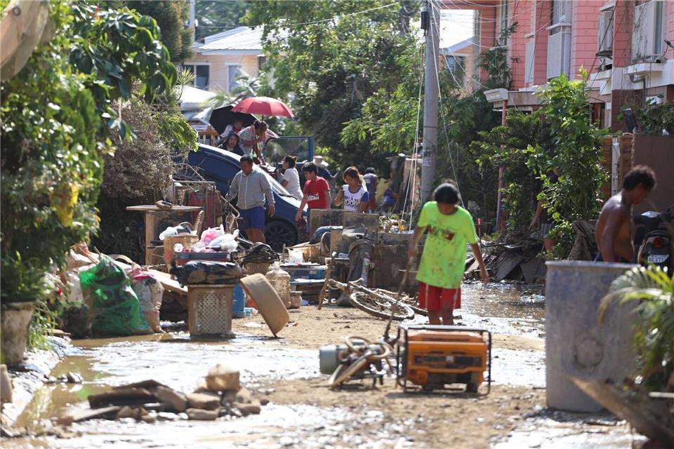 Viele Menschen haben in den Schlamm- und Wassermassen alles verloren.Jacqueline Hernandez/AP/dpa
