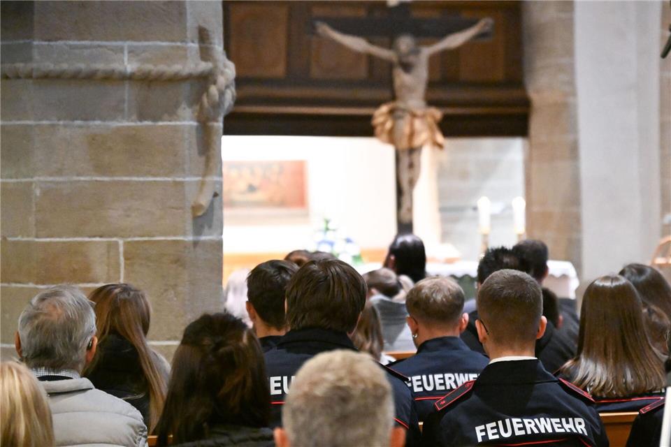 Viele Menschen haben sich versammelt, um an den Toten zu erinnern. Bernd Weißbrod/dpa