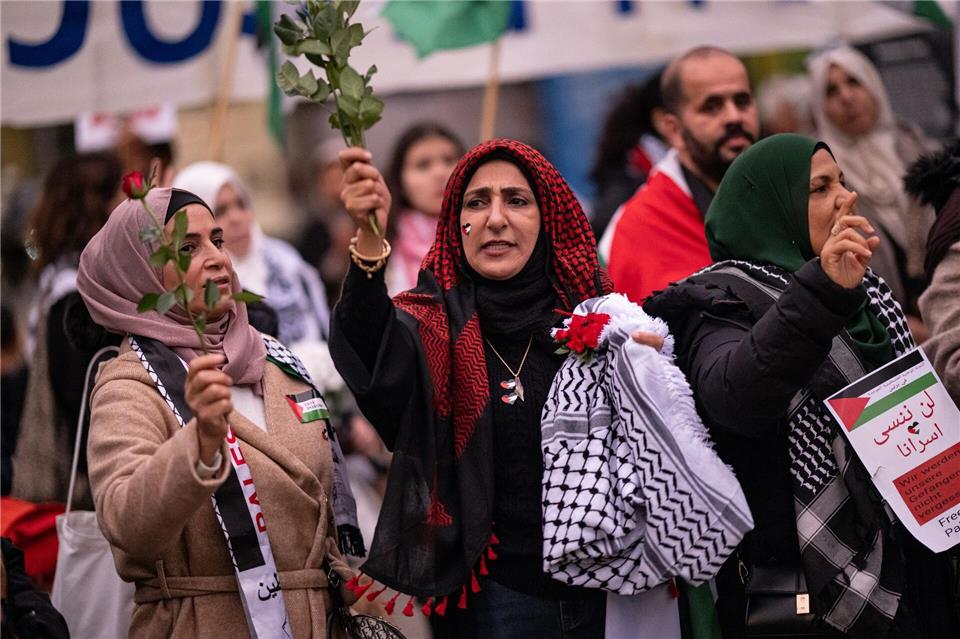 Kundgebung nach Einigung zwischen Israel und Hamas Viele Menschen hielten bei der Kundgebung Blumen in den Händen, andere schwenkten Fahnen. Fabian Sommer/dpa