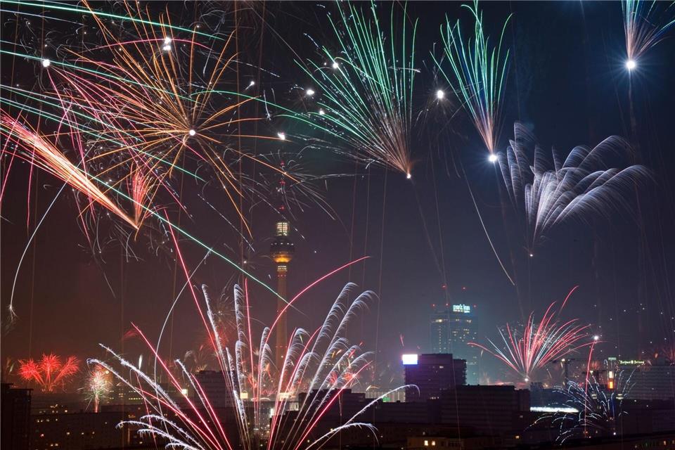 Viele Menschen hoffen auf ein friedliches Silvester in Berlin (Archivbild). Robert Schlesinger/dpa
