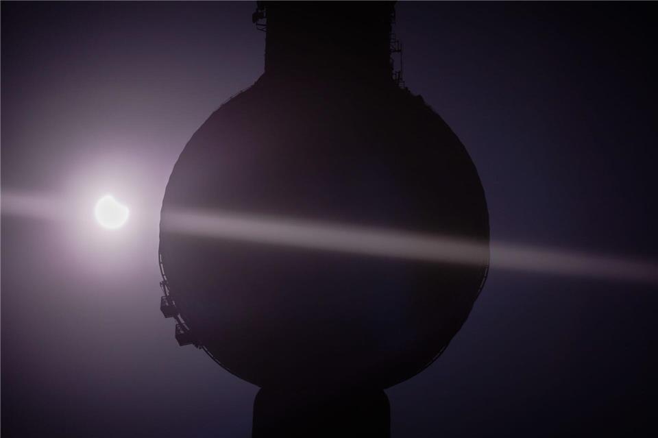 Viele Menschen im Norden hoffen am Mittwoch zur partiellen Sonnenfinsternis auf einen spektakulären Blick in den Himmel. (Archivbild) Christoph Soeder/dpa