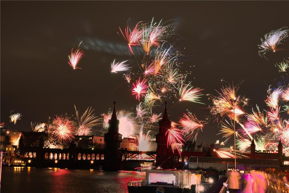 Viele Menschen in Berlin befürworten einer neuen Umfrage zufolge ein privates Böllerverbot an Silvester. (Archivbild)Paul Zinken/dpa