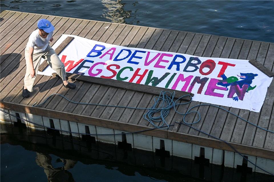 Viele Menschen in Berlin wollen wieder in der Spree baden. (Archivfoto)Jens Kalaene/dpa