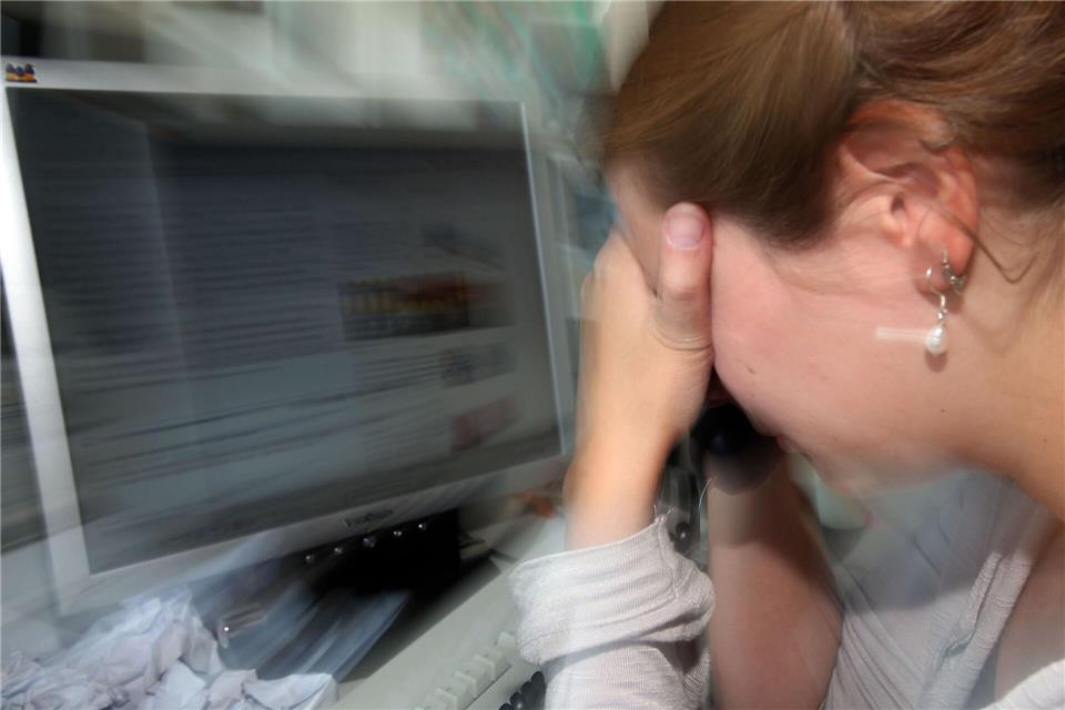 Viele Menschen in Deutschland haben Stress. (Illustration)Oliver Berg/dpa