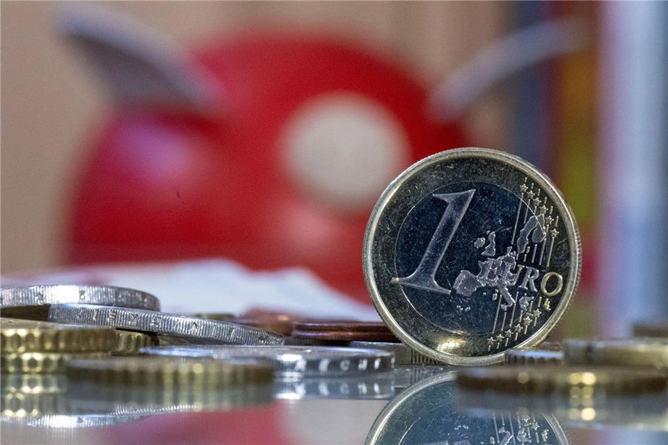 Viele Menschen in Deutschland sparen wie die Weltmeister. Viel Geld liegt auf Tagesgeldkonten, wo es in der Regel wenig Zinsen gibt. (Symbolbild)Hendrik Schmidt/dpa