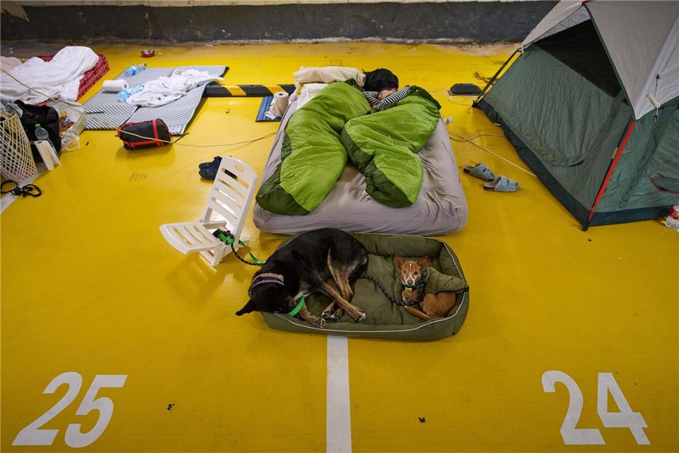 Viele Menschen in Israel schlafen derzeit in Tiefgaragen oder Schutzräumen. (Archivbild)Oded Balilty/AP/dpa