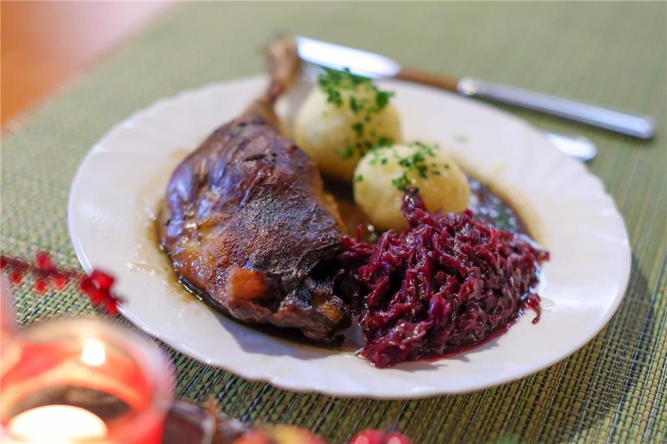 Viele Menschen in Sachsen-Anhalt essen während der Weihnachtsfeiertage außer Haus. (Symbolbild)Jan Woitas/dpa-Zentralbild/dpa