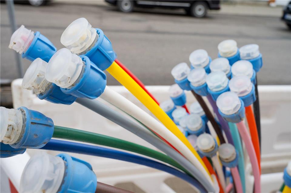 Viele Menschen in Vorpommern-Rügen können dank Glasfaserausbau schnelles Internet nutzen. (Archivbild)Stefan Sauer/dpa-Zentralbild/dpa