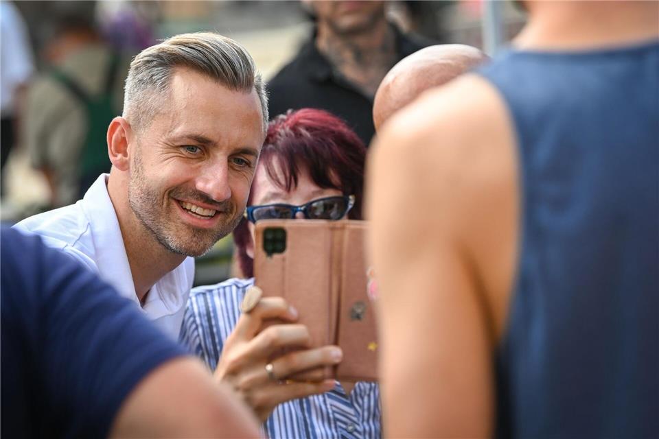 Viele Menschen in Wittenberg wollen ein Foto mit dem Spitzenkandidaten der AfD in Sachsen-Anhalt, Ulrich Siegmund. Heiko Rebsch/dpa