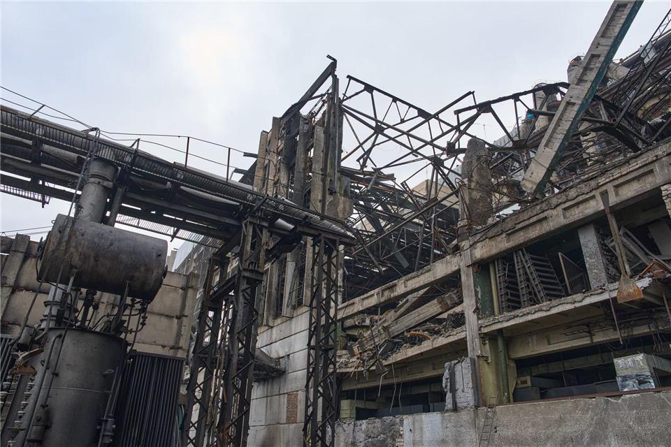 Viele Menschen in der Ukraine leiden unter den Folgen der russischen Angriffe auf die Energieversorgung. (Archivbild)Efrem Lukatsky/AP/dpa