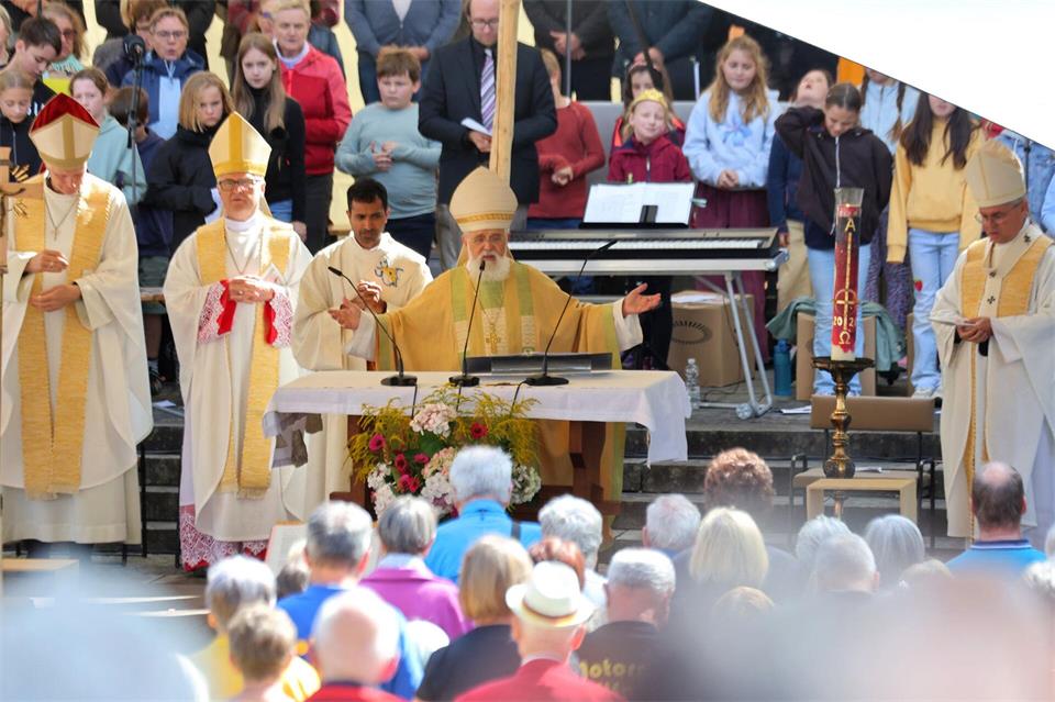 Viele Menschen kamen am Sonntag auf der Huysburg zusammen. Matthias Bein/dpa