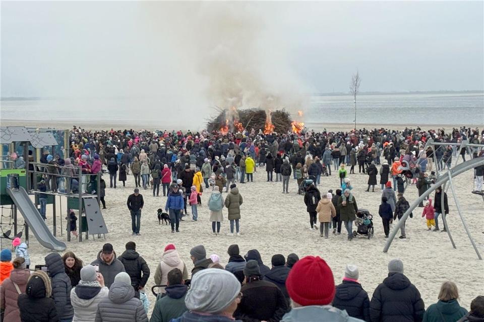Viele Menschen kamen im vergangenen Jahr am Karsamstag zum traditionellen Osterfeuer auf der Nordseeinsel Norderney an den Weststrand. (Archivbild)Volker Bartels/dpa