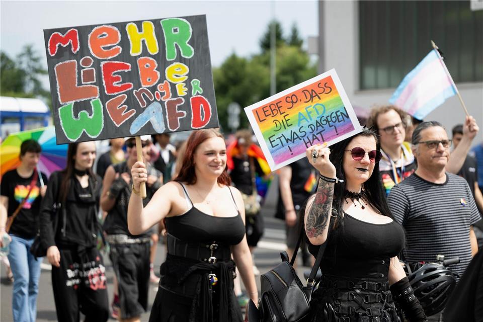 Viele Menschen kamen in Schwarz.Florian Wiegand/dpa