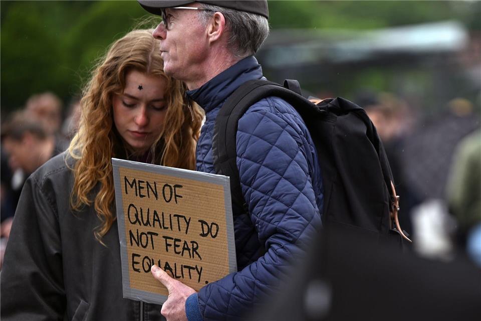Viele Menschen kamen mit Plakaten, auf denen etwa die Ungleichheit zwischen Männern und Frauen angeprangert wurde.Lilli Förter/dpa