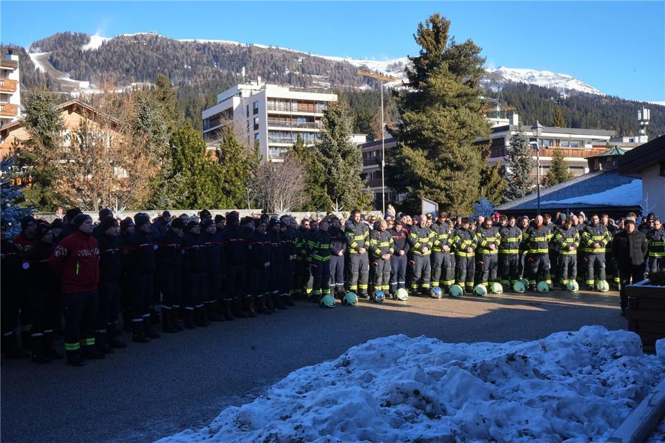 Viele Menschen kamen zusammen, um der Opfer der Brandkatastrophe zu gedenken.Antonio Calanni/AP/dpa