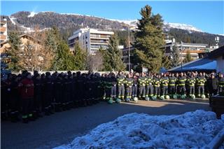 Viele Menschen kamen zusammen, um der Opfer der Brandkatastrophe zu gedenken.Antonio Calanni/AP/dpa