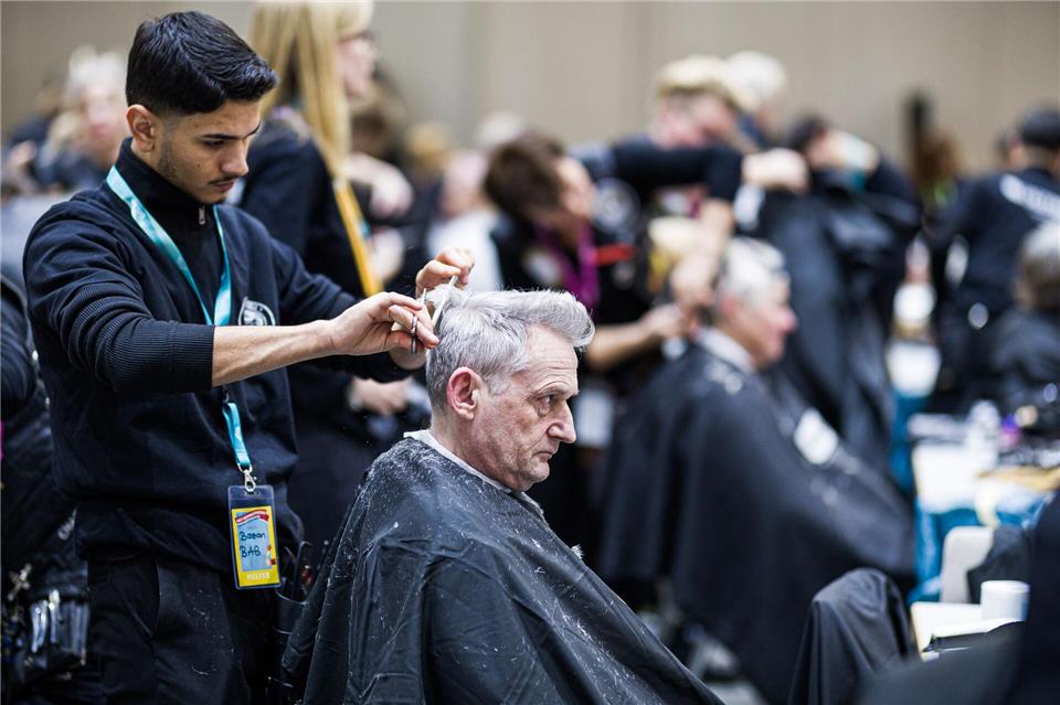 Viele Menschen können sich einen Besuch beim Friseur nicht leisten.Moritz Frankenberg/dpa