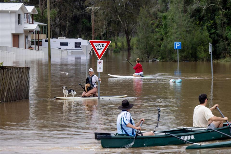 Viele Menschen konnten sich nur noch mit Booten und Paddleboards fortbewegen.Lindsay Moller/AAP/dpa
