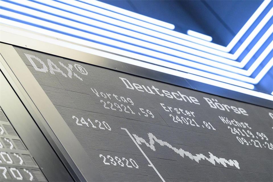 Viele Menschen legen Geld an der Börse an, besonders beliebt: börsengehandelte Indexfonds, sogenannte ETFs. (Symbolbild)Hannes P Albert/dpa