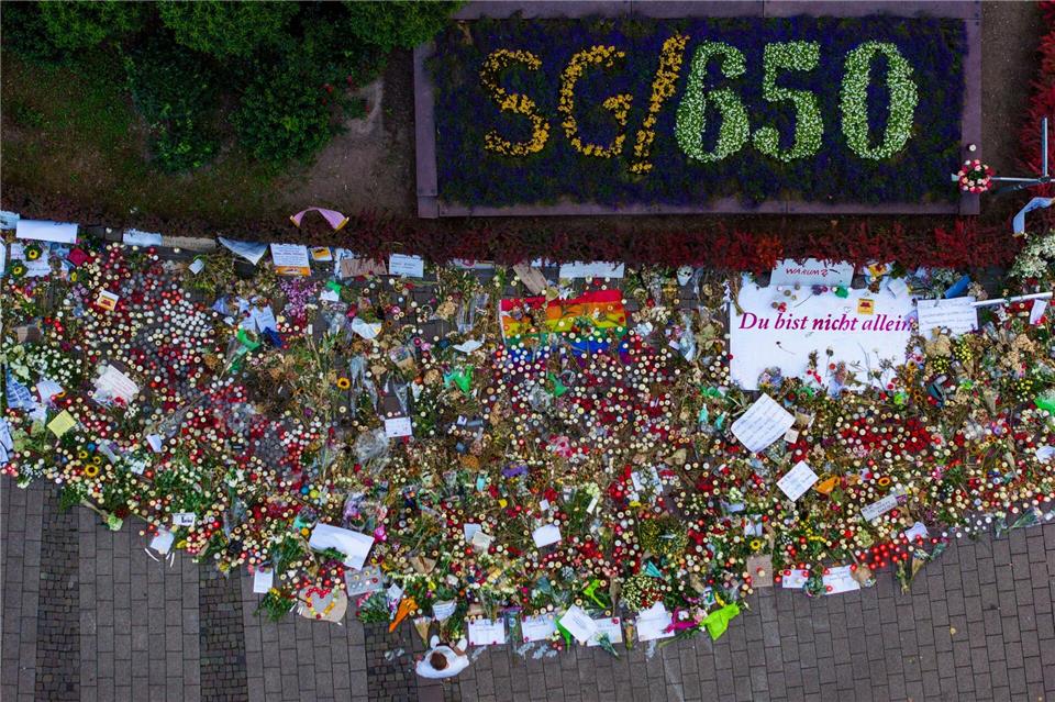 Viele Menschen legten Blumen nieder. (Archivbild)Christoph Reichwein/dpa