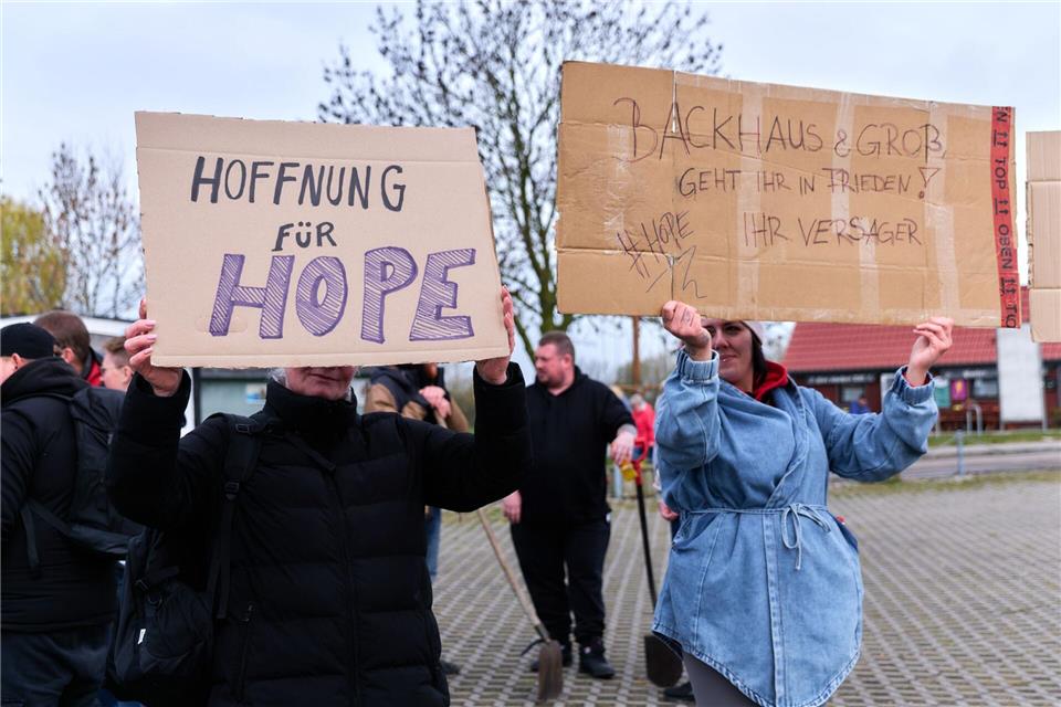 Viele Menschen litten merklich mit und verfolgten das Geschehen aufmerksam.Marcus Golejewski/dpa