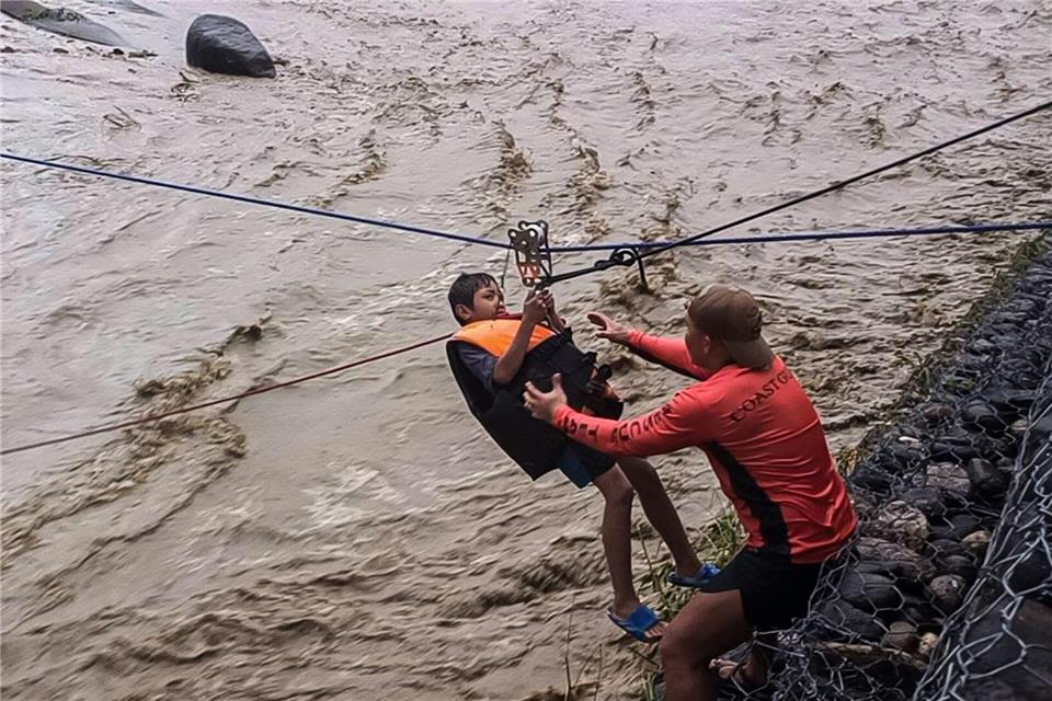 Viele Menschen mussten gerettet werden.Philippine Coast Guard/XinHua/dpa