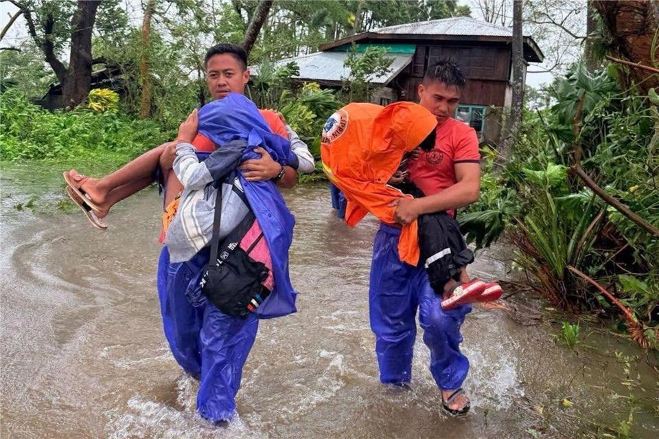Viele Menschen mussten ihre Häuser verlassen und sich in Sicherheit bringen.Philippine Coast Guard/XinHua/dpa