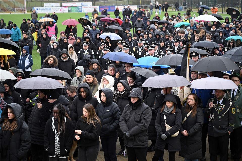 Viele Menschen nehmen an der Trauerfeier teil. (Archivbild)Federico Gambarini/dpa