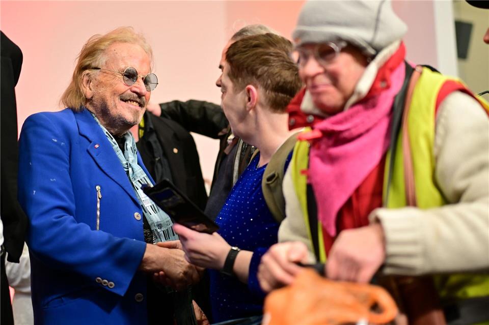 Viele Menschen nehmen das Weihnachtsessen dankbar an. Sebastian Christoph Gollnow/dpa